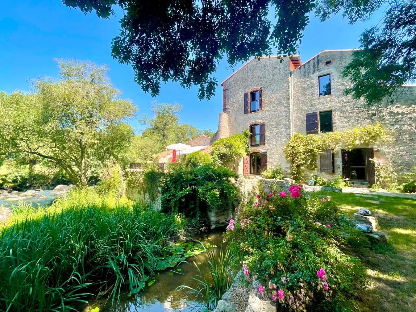 Le Moulin Du Guy, Proche Du Puy Dufou Bed and Breakfast Chanverrie Buitenkant foto