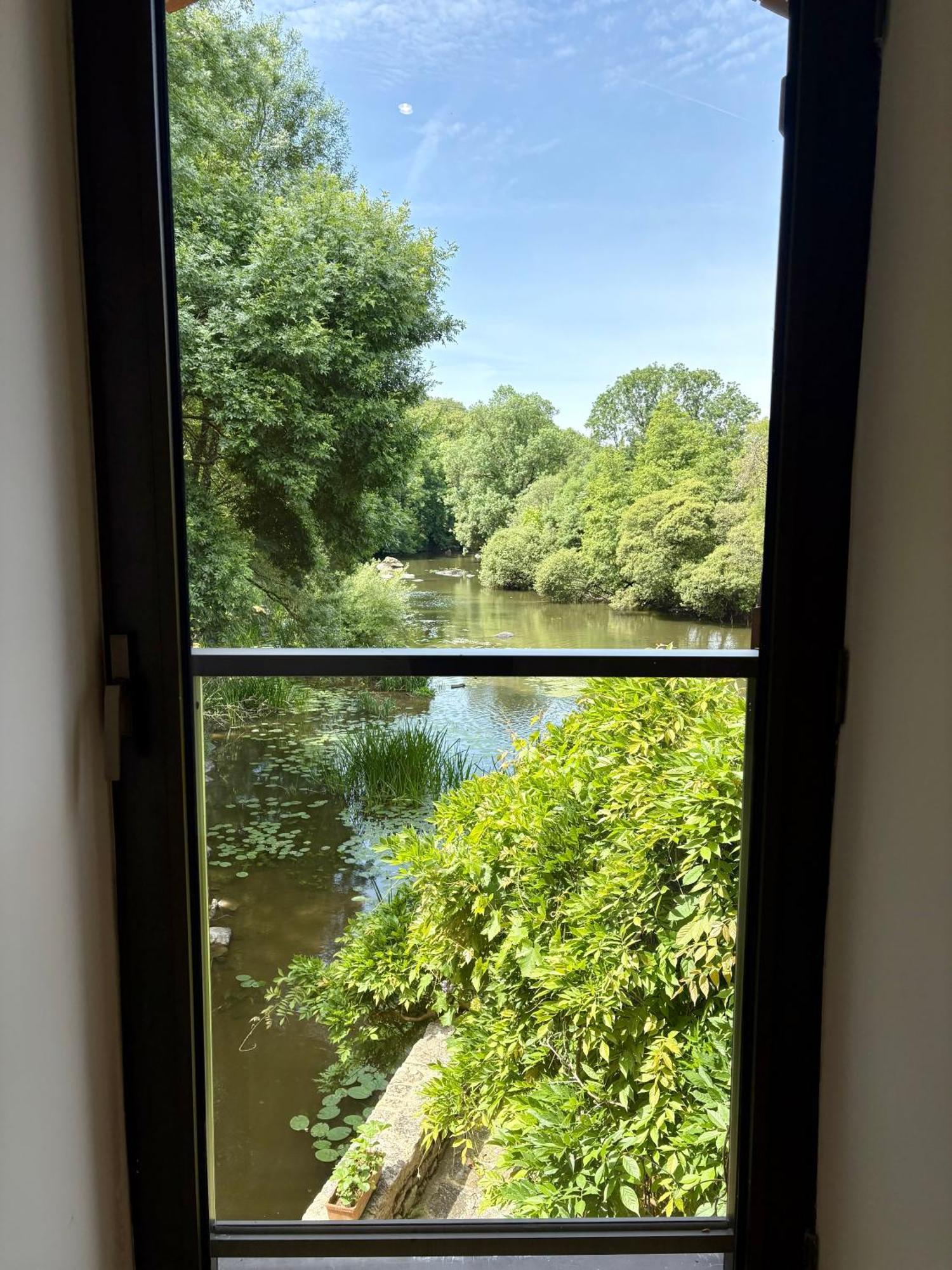 Le Moulin Du Guy, Proche Du Puy Dufou Bed and Breakfast Chanverrie Buitenkant foto